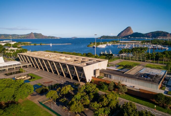 Caminho das Ondas Douradas: O Impacto do Turismo nos Cofres do Rio