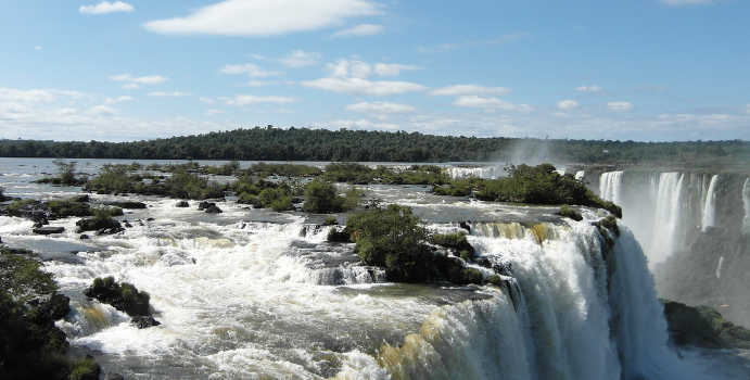 Navegando pelos Sonhos: Os Melhores Passeios de Barco em Foz do Iguaçu
