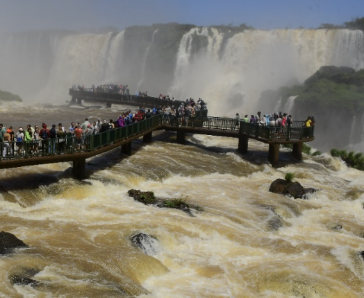 Rumo ao Coração das Quedas: Gran Aventura nas Cataratas Argentinas