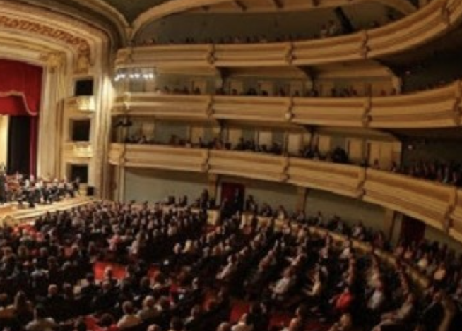 Entre Cenas e Aplausos: O Show Não Para no Theatro Pedro II!