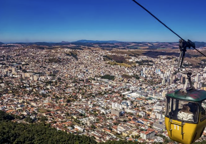 Quando o absurdo vira rotina Nada Normal chega a Poços de Caldas Quando o absurdo vira rotina: Nada Normal chega a Poços de Caldas
