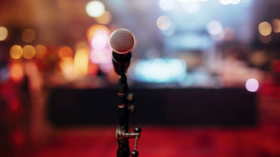 Quando o absurdo vira rotina: Nada Normal chega a Poços de Caldas