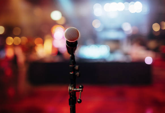 Quando o absurdo vira rotina: Nada Normal chega a Poços de Caldas