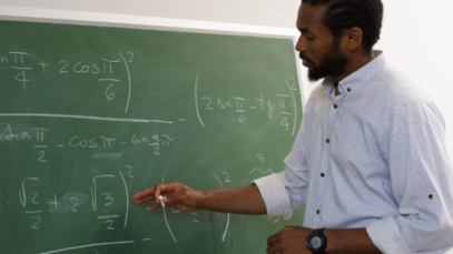 Quando o giz encontra o riso: Diogo Almeida chega a Poços de Caldas com “Professores no Limite”!