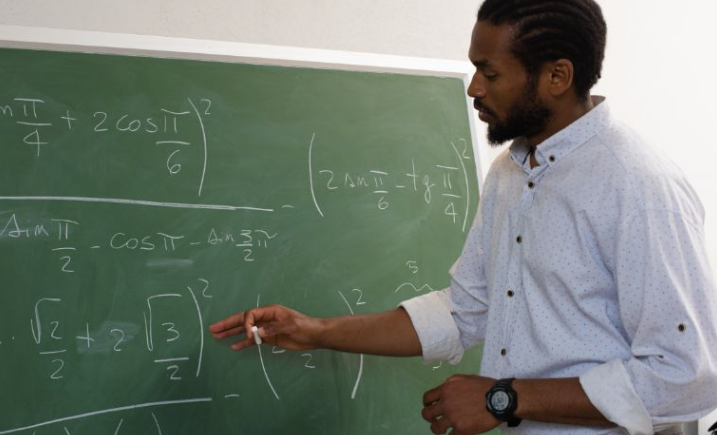 Quando o giz encontra o riso Diogo Almeida chega a Poços de Caldas com Professores no Limite Quando o giz encontra o riso: Diogo Almeida chega a Poços de Caldas com "Professores no Limite"!