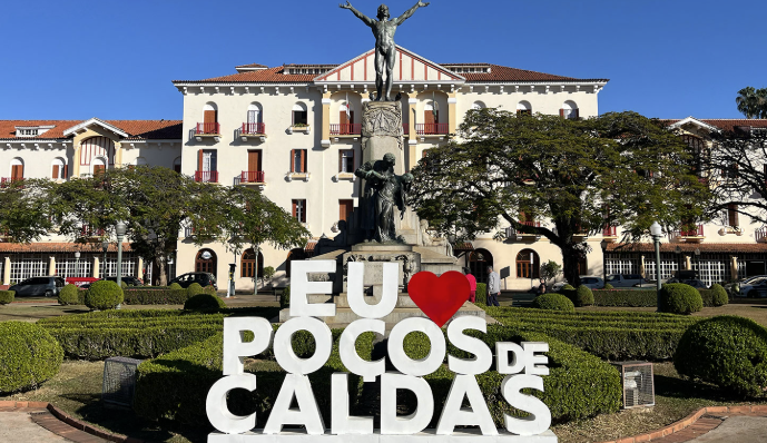 Quando o giz encontra o riso Diogo Almeida chega a Poços de Caldas com Professores no Limite! Quando o giz encontra o riso: Diogo Almeida chega a Poços de Caldas com "Professores no Limite"!